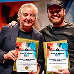 René Froger en Donnie met hun Buma NL Award in de categorie meest succesvolle single voor hun hit Bon Gepakt
