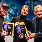 René Froger reikte aan Donnie en Mart Hoogkamer de Buma NL Award Meest Succesvolle Kroeghit uit voor hun nummer Bieber van de Kroeg