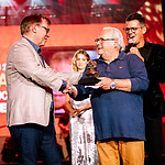 Hans Aalbers kreeg de award uit handen van producer en componist John van de Ven