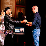 Tony kreeg de award uit handen van Alain Clark